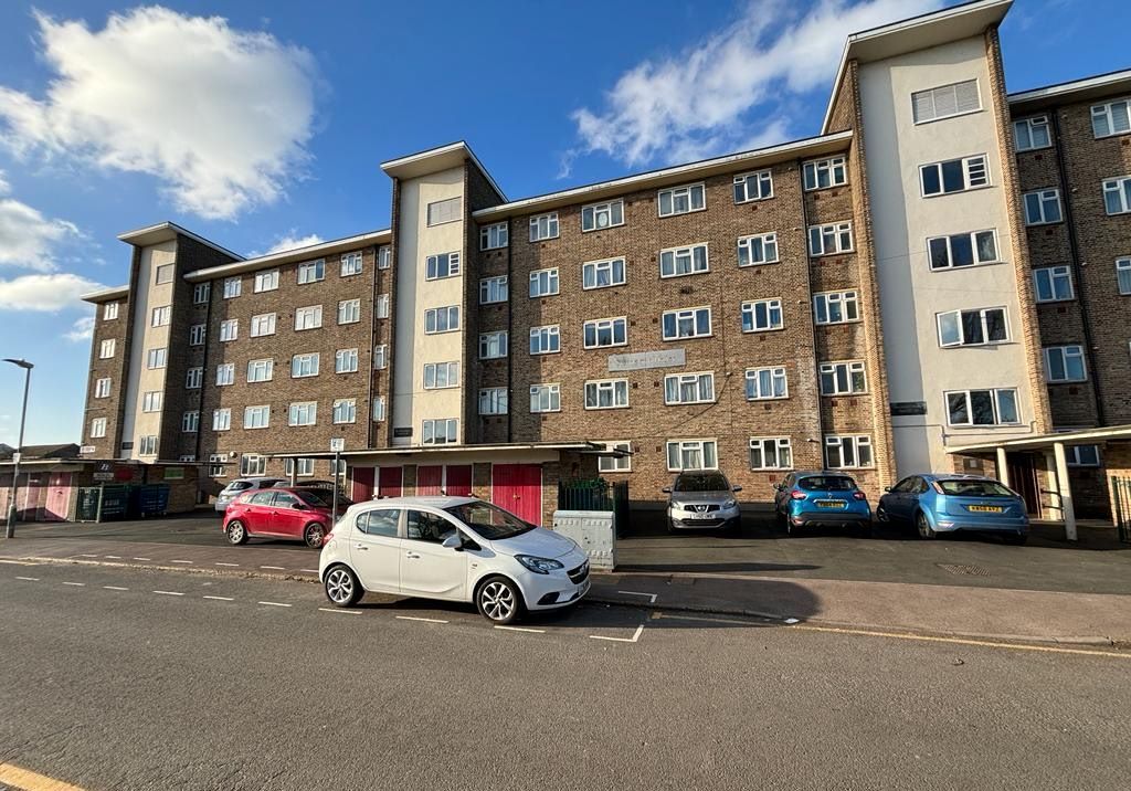 3-bed-flat-for-sale-in-flat-12-henderson-house-kershaw-road-dagenham