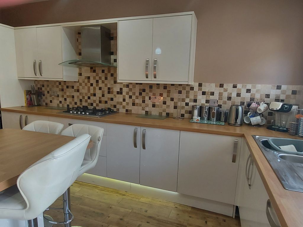 4 bed property to rent in Gladys Street, Tonyrefail, Porth CF39 Zoopla