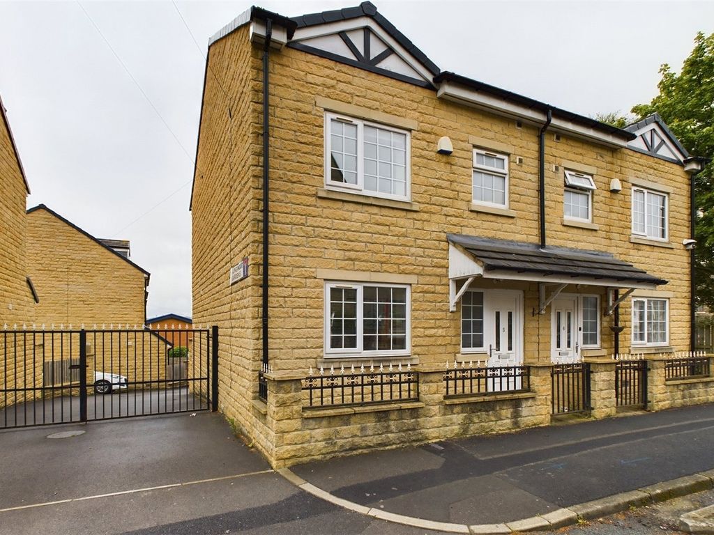 4 bed semidetached house for sale in Lingwood Gardens, Bradford, West