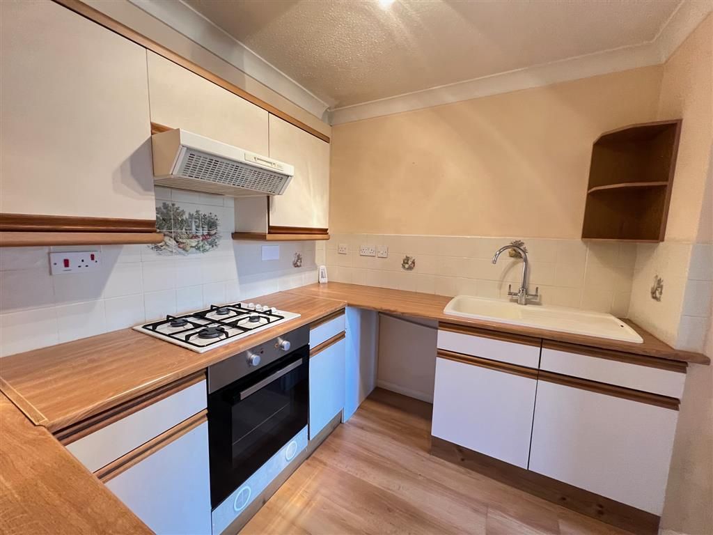 2 bed flat for sale in St. John's Road, Crowborough, East Sussex TN6, £