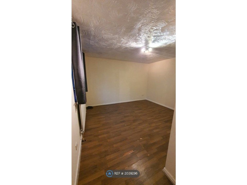 Room to rent in Longford Street, Manchester M18, £450 pcm Zoopla