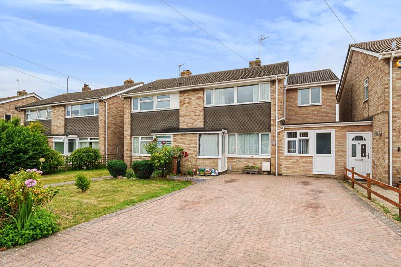 3 bed semidetached house for sale in Vicarage Close, Chalgrove, Oxford