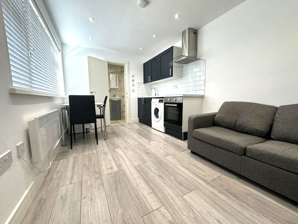Studio to rent in Broomfield Road, Chelmsford CM1, £900 pcm Zoopla