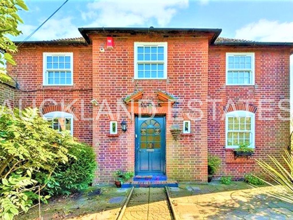 6 bed detached house to rent in Church Road, Potters Bar EN6, £4,250