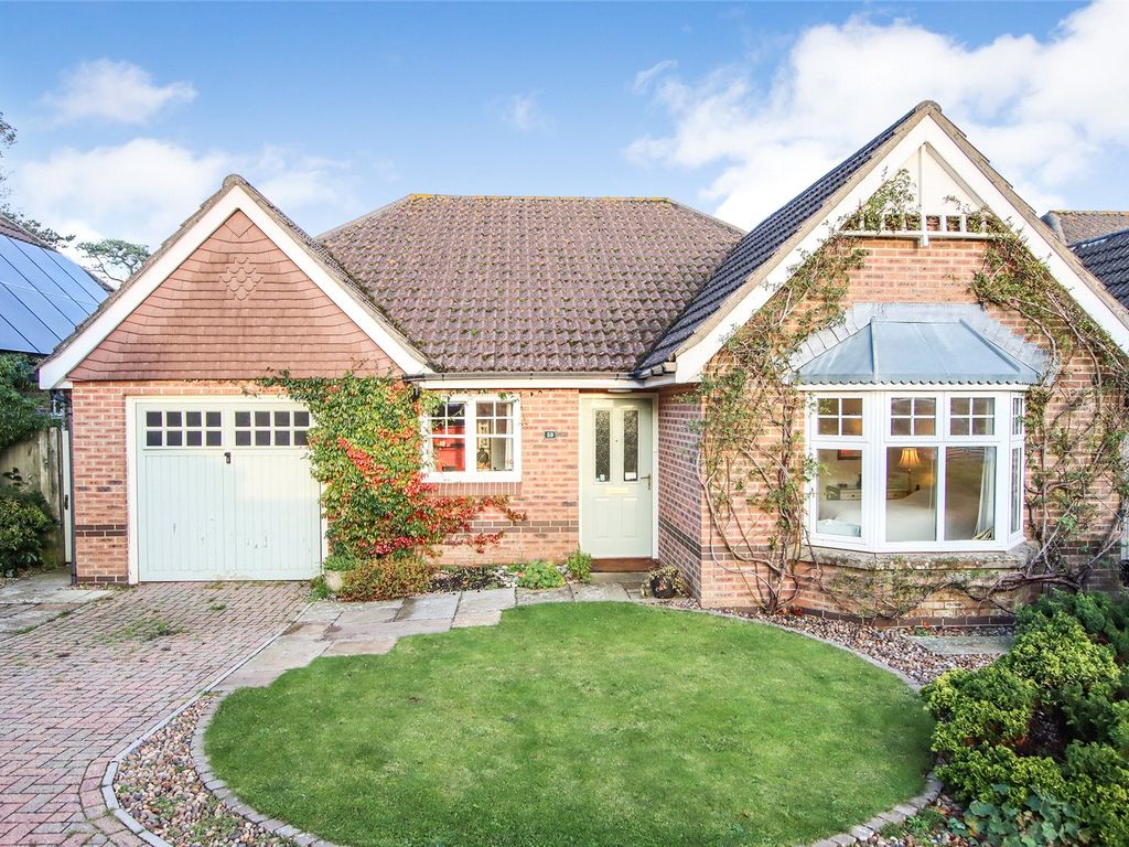 3 bed bungalow for sale in Paddock Gardens, Lymington, Hampshire SO41