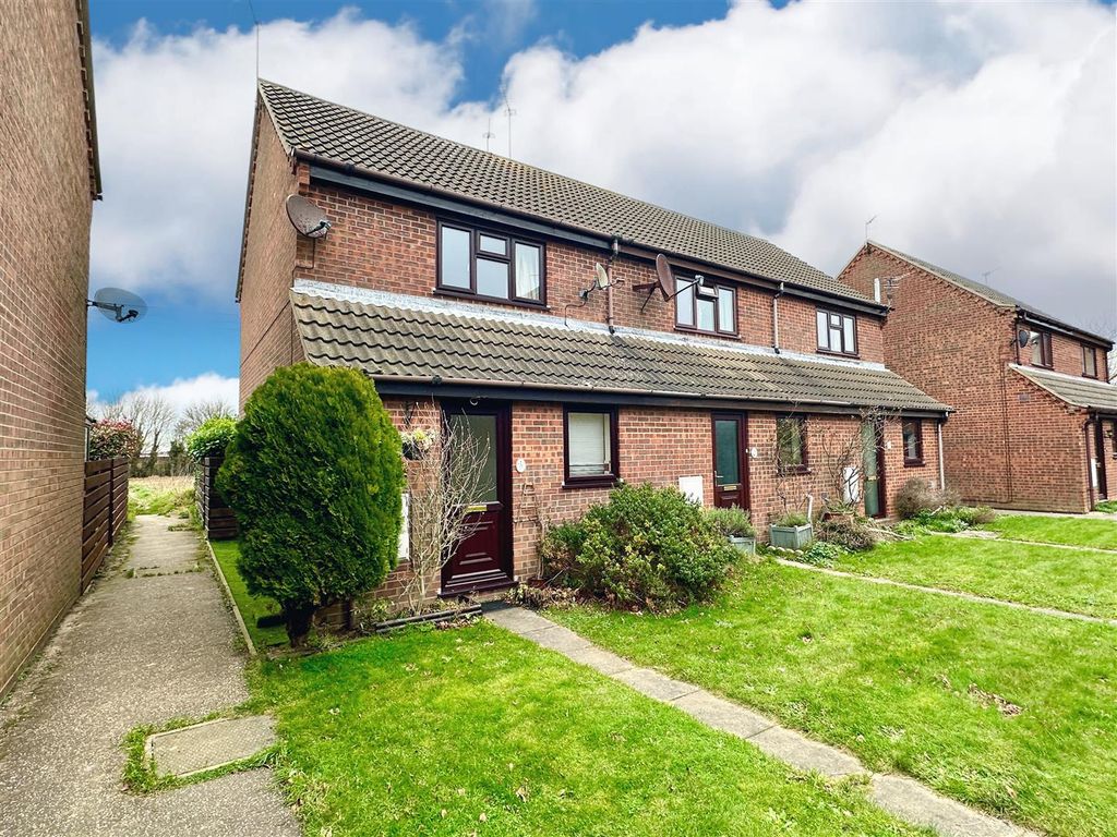 2 bed property to rent in Weavers Close, Stalham, Norwich NR12, £725