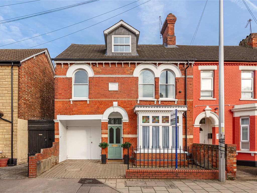 5 bed semidetached house for sale in Foster Hill Road, Bedford