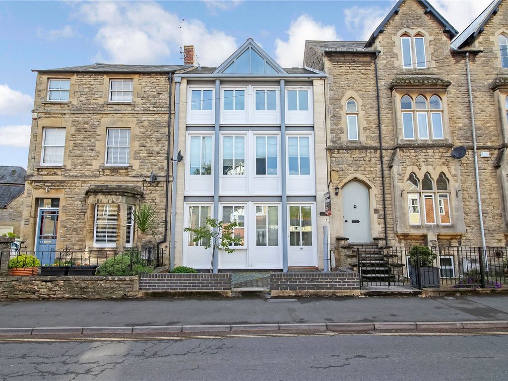 2 bed flat to rent in Victoria Road, Cirencester GL7, £900 pcm Zoopla