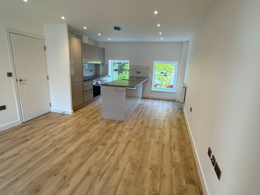 2 bed flat to rent in High Street, Hounslow TW3 Zoopla