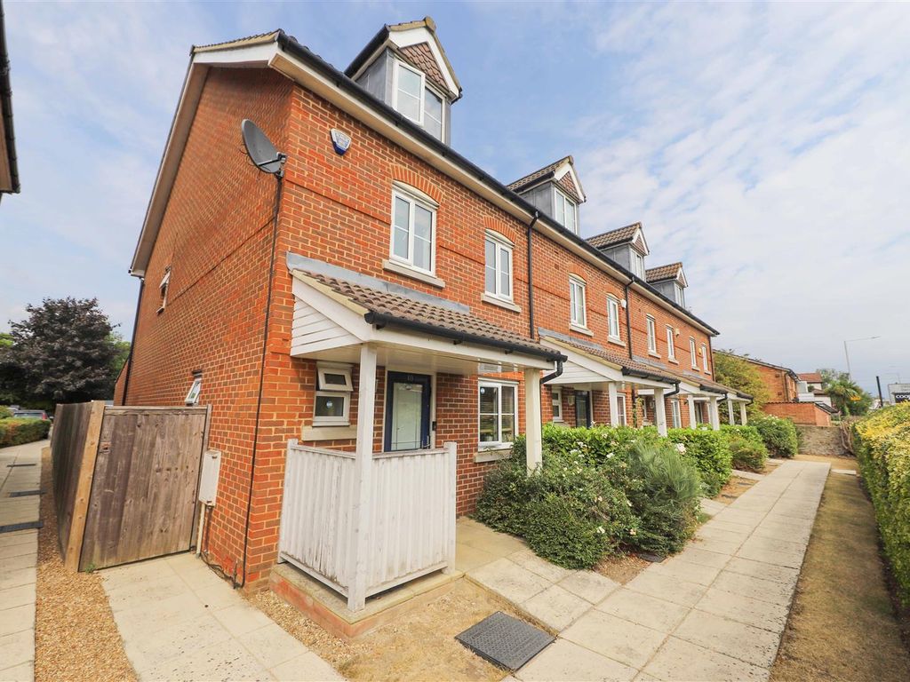 3 bed end terrace house for sale in The Greenway, Uxbridge UB8 Zoopla