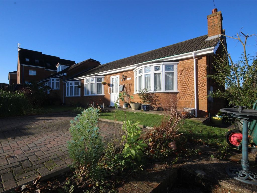 4 bed detached bungalow for sale in The Drive, Halesowen B63, £385,000