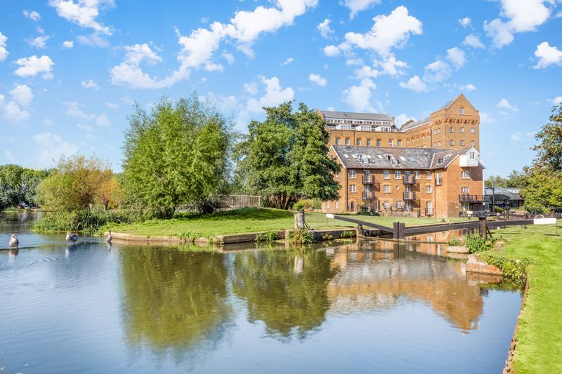 2 bed flat for sale in Bourneside Road, Addlestone KT15 Zoopla