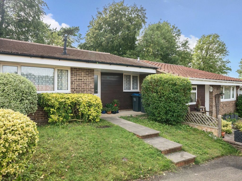 2 bed bungalow for sale in Aldercroft, Coulsdon CR5, £400,000 Zoopla