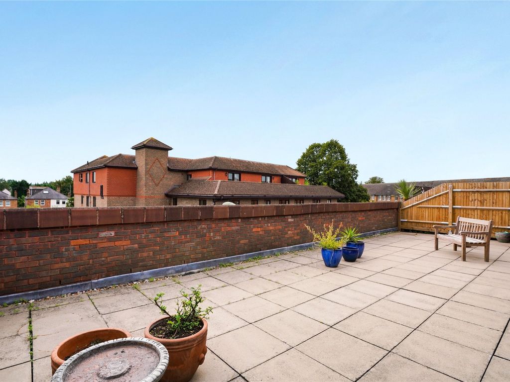 2 bed flat for sale in Freelands Road, Cobham KT11, £499,000 Zoopla