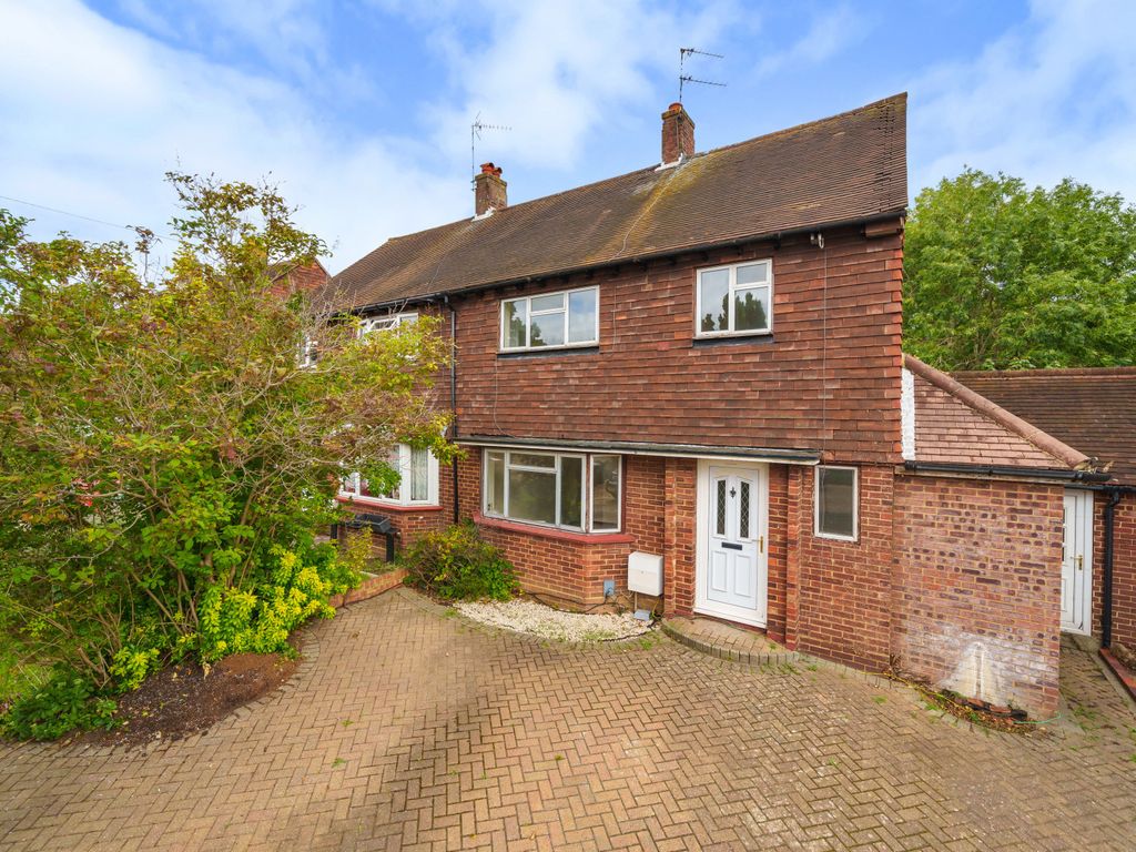 3 bed semidetached house for sale in Hazel Avenue, Guildford GU1, £