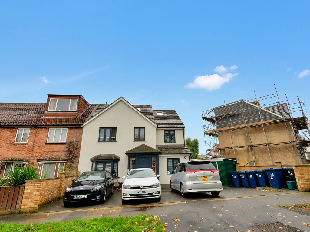 The Fairway, Acton W3