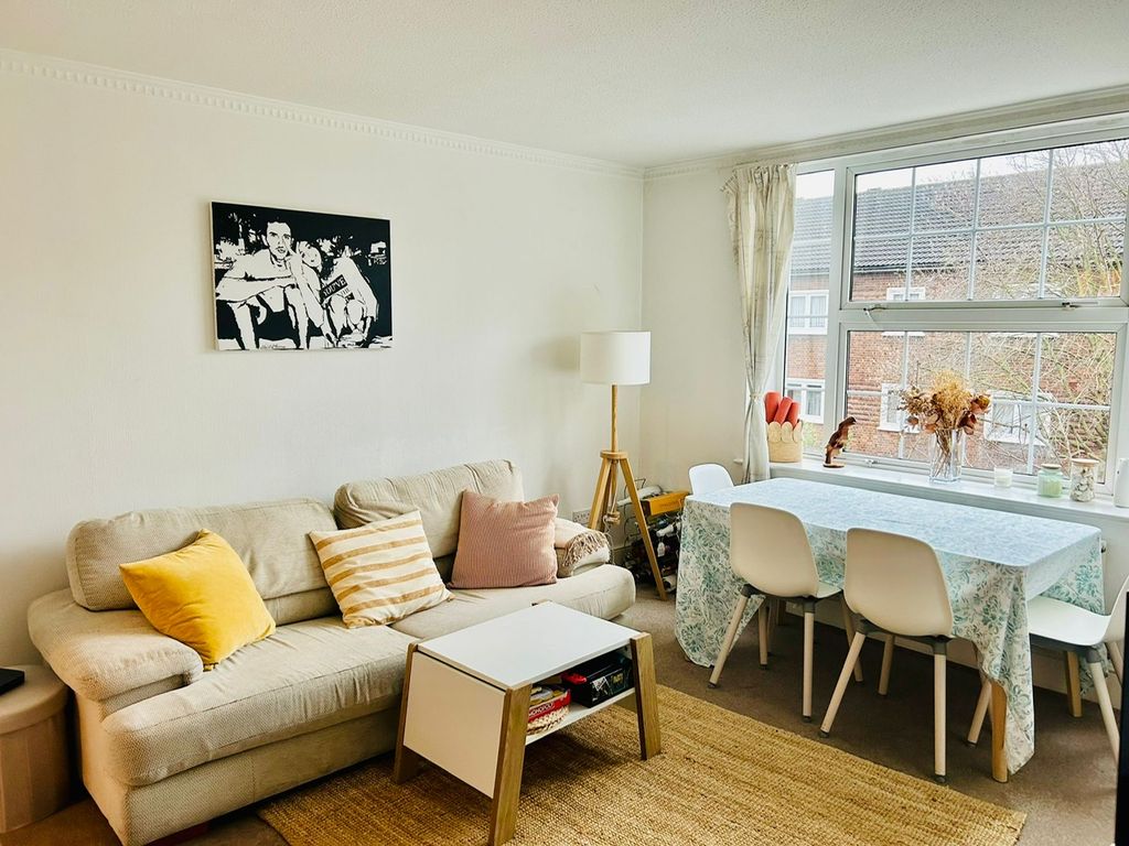 2 bed flat to rent in Halton Road, Islington, Canonbury, London N1, £