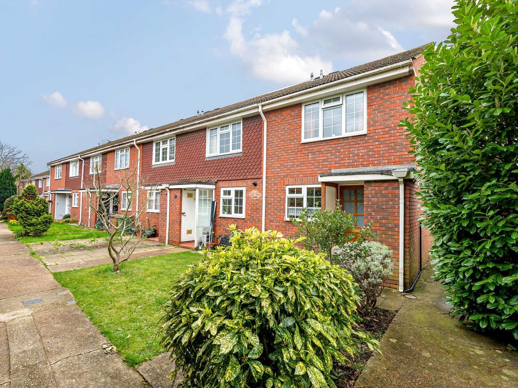 2 bed end terrace house for sale in Delaporte Close, Epsom KT17, £
