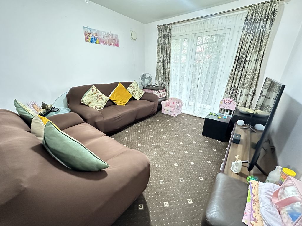 2 bed flat to rent in Smoothfield Court, Hibernia Road, Hounslow TW3, £