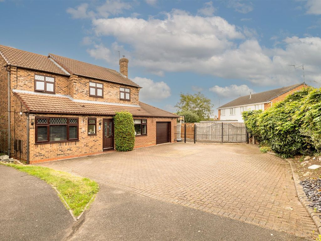 4 bed detached house for sale in Harrow Road, Whitnash, Leamington Spa