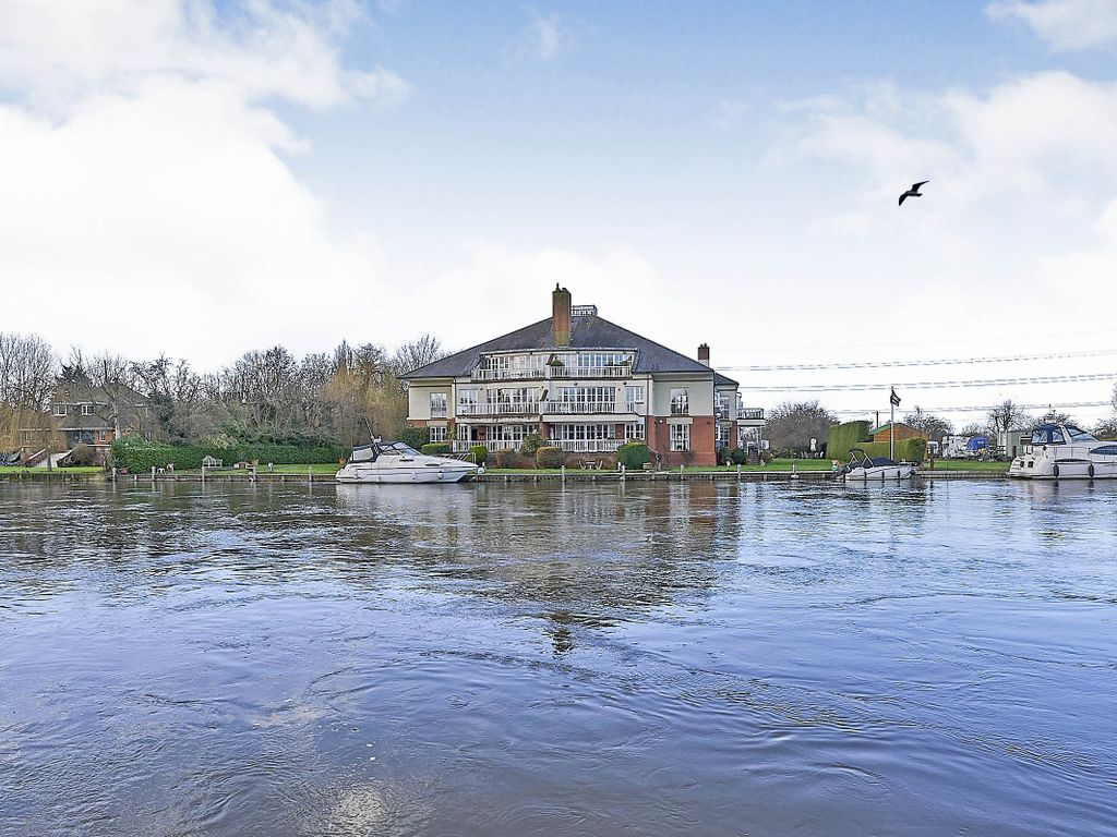 Dockett Moorings Mead Lane Chertsey Surrey KT16