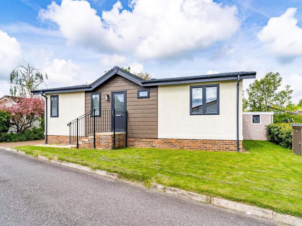 2 bed mobile/park home for sale in Elstree Park, Lane