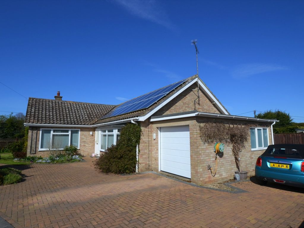 3 bed detached bungalow for sale in South Moor Drive, Heacham, King's