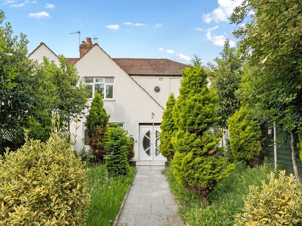 4 bed end terrace house for sale in Great North Road, New