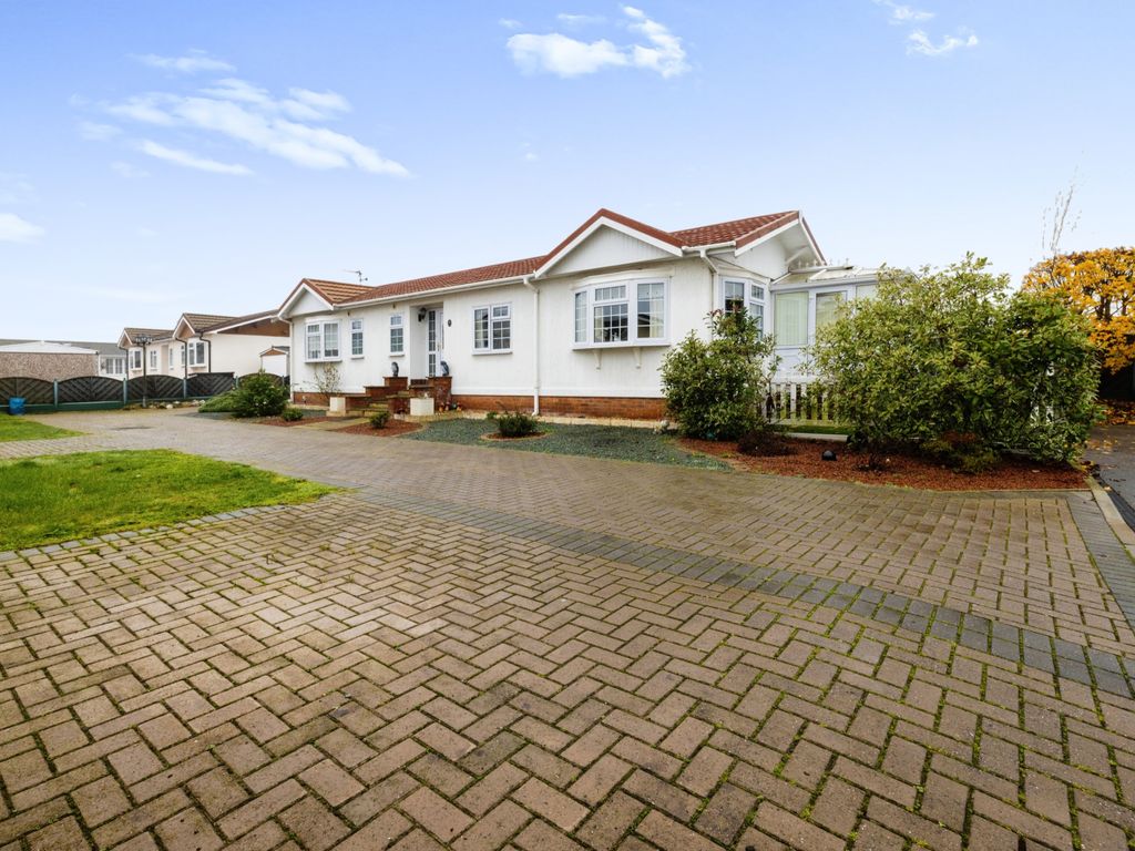 2 bed mobile/park home for sale in Kensington Grove, Little London Park