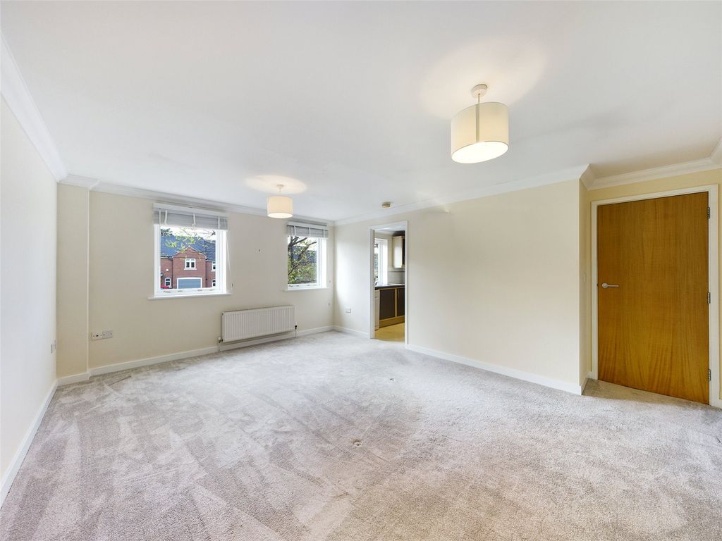 2 bed flat to rent in Wood Street, Chelmsford CM2, £1,400 pcm Zoopla