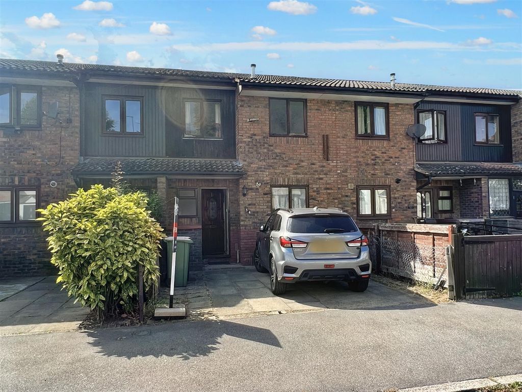 3 bed terraced house for sale in Mafeking Road, London E16, £470,000