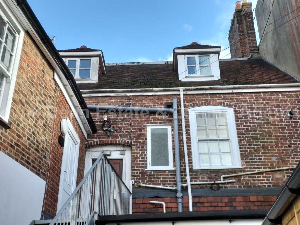 2 bed flat to rent in High Street, Poole BH15, £895 pcm Zoopla