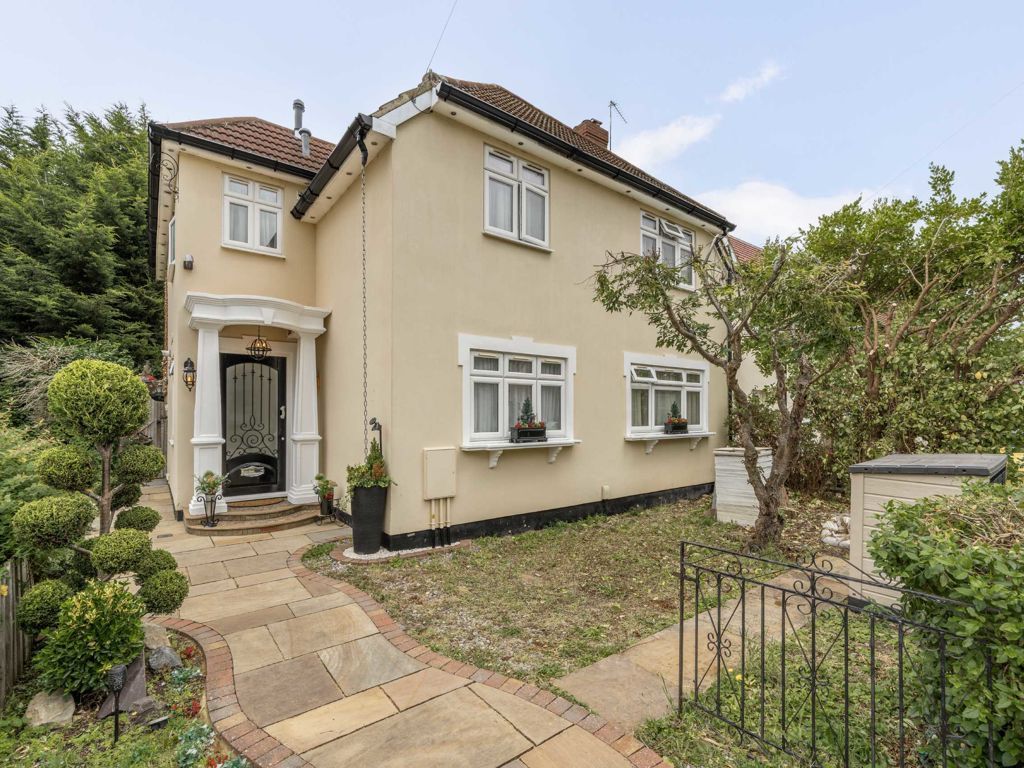 6 bed semidetached house for sale in Prospect Crescent, Whitton
