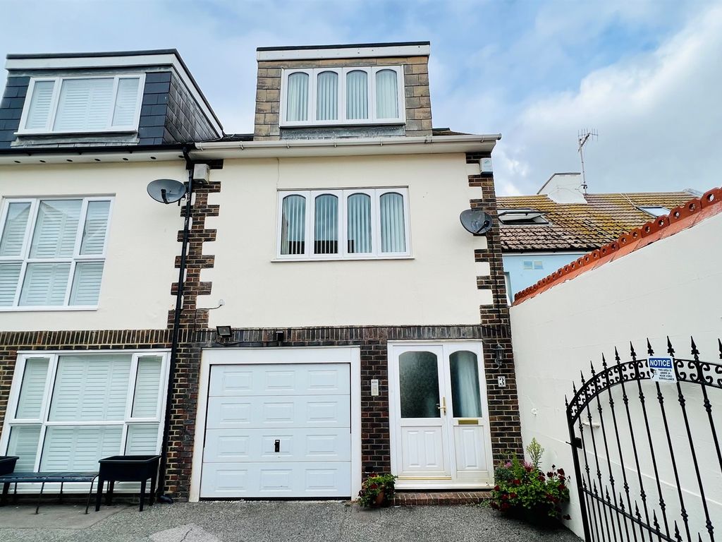 2 bed town house for sale in Victoria Mews, Rottingdean, Brighton BN2