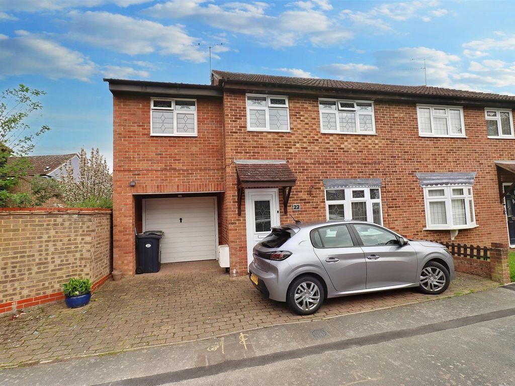 4 bed semidetached house to rent in Gilpin Way, Great Notley