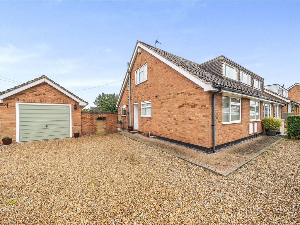 3 bed semidetached house for sale in Seymour Avenue, Shinfield