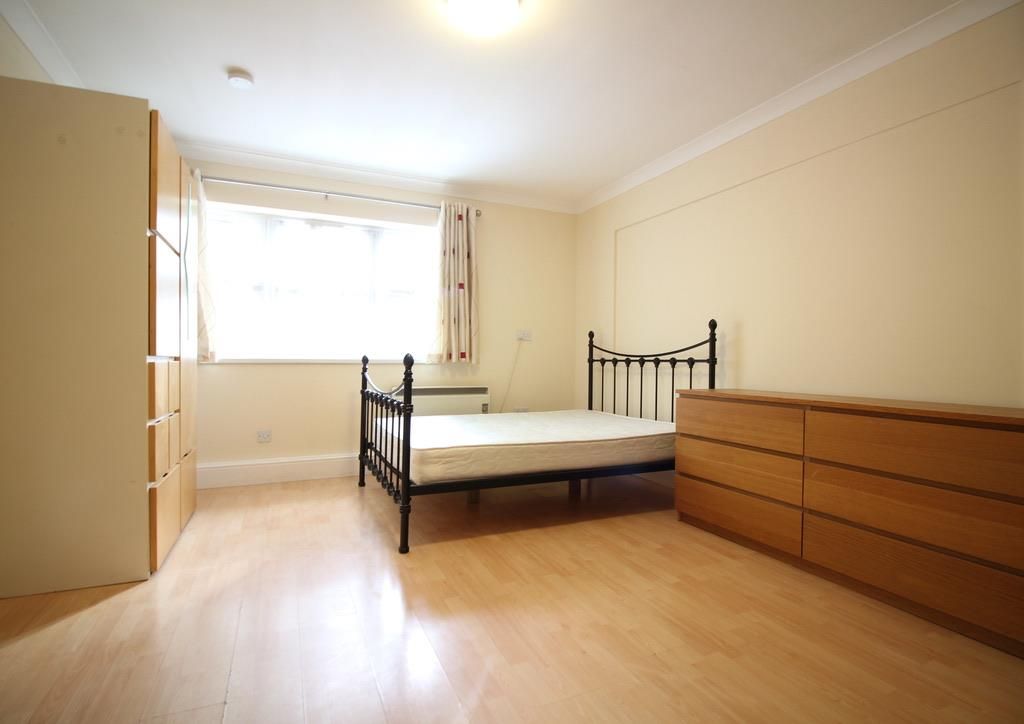Studio to rent in Chertsey Bridge Road, Chertsey KT16, £975 pcm Zoopla