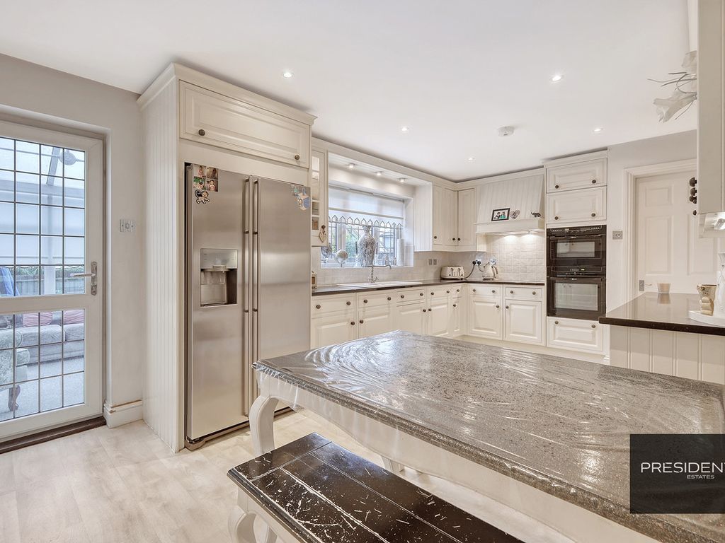 4 bed detached house for sale in Manor Road, Chigwell IG8, £900,000