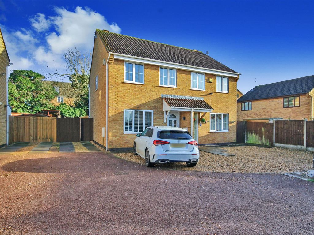3 bed semidetached house to rent in Glamis Close, Rushden NN10, £1,050
