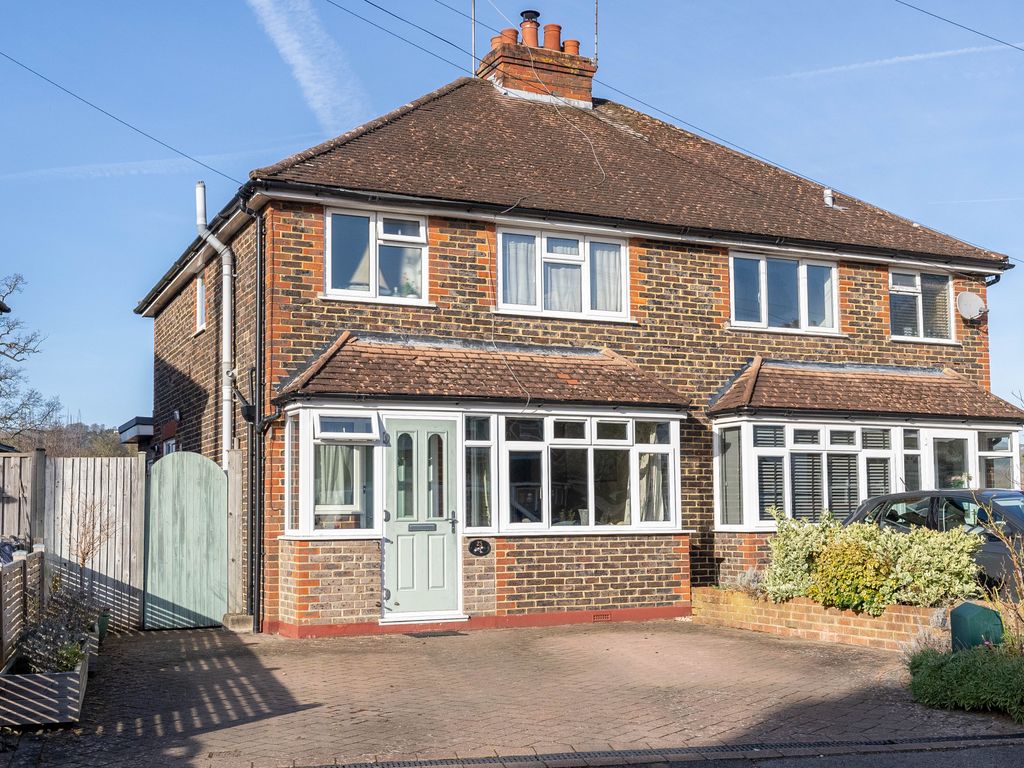 3 bed semidetached house for sale in Oakdene Close, Brockham