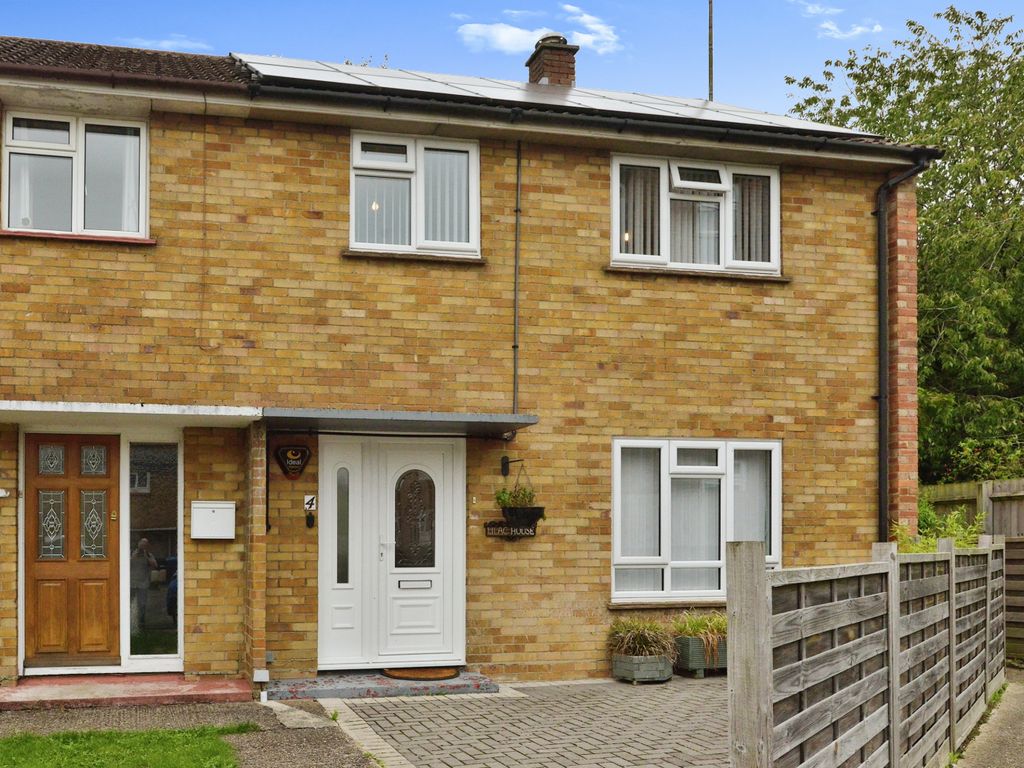 3 bed semidetached house for sale in Chestnut Close, Stony Stratford