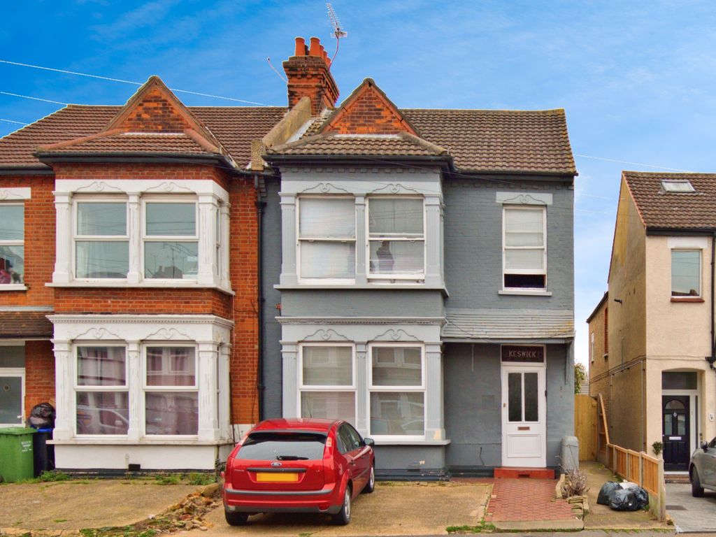 5 bed semidetached house for sale in Bournemouth Park Road, Southend