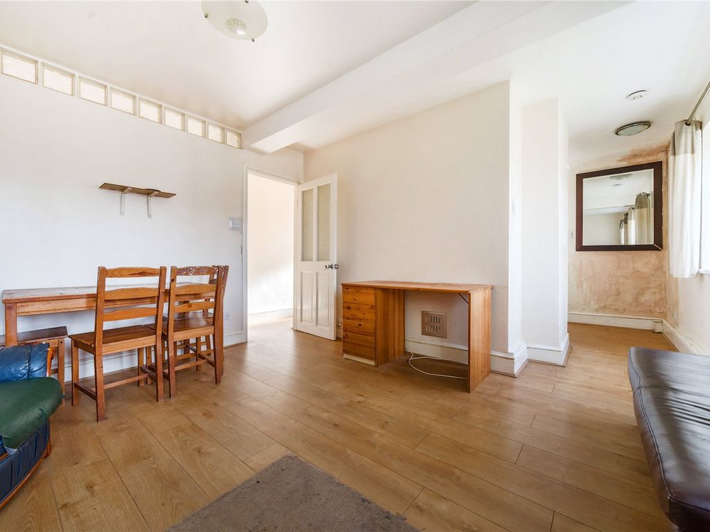 2 bed flat for sale in Firs Lane, Palmers Green, London N13, £230,000