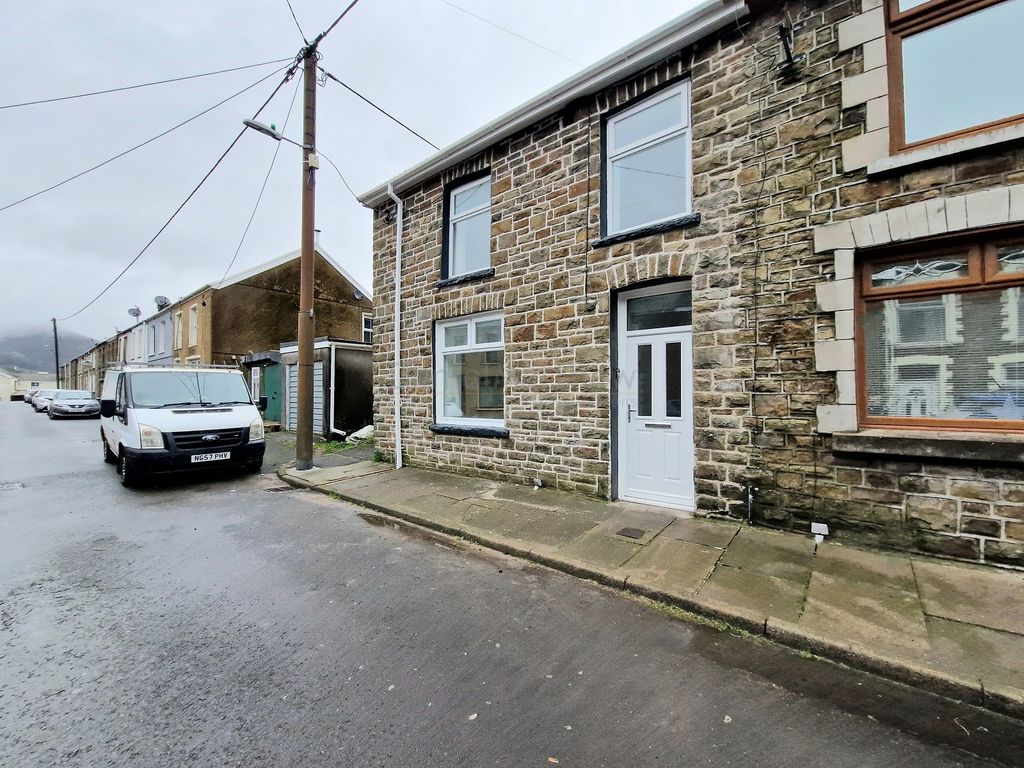 4 bed end terrace house to rent in High Street, Pontycymer, Bridgend