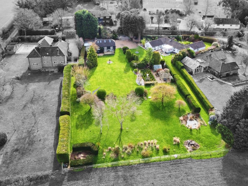 6 bed detached bungalow for sale in Sedgwick Lane, Horsham RH13, £