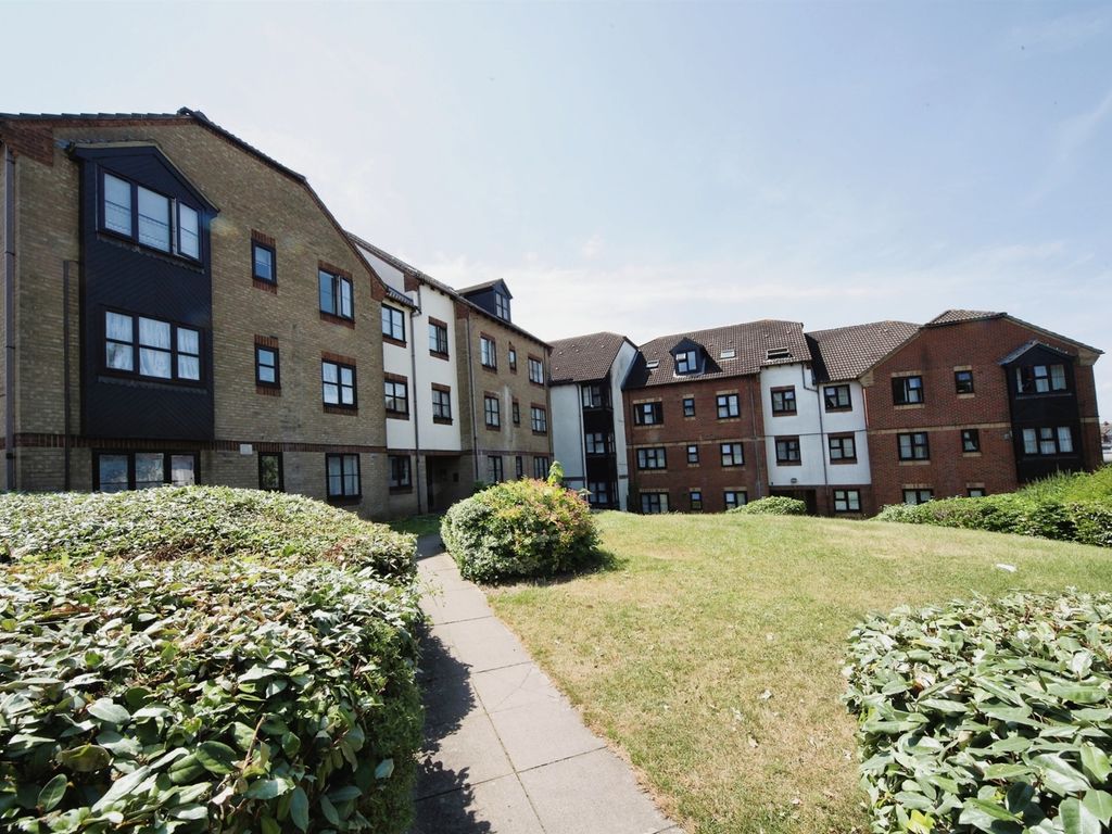 2 bed flat for sale in The Ridings, Luton LU3 Zoopla
