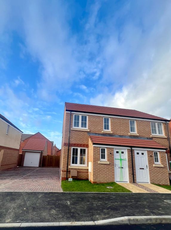 2 bed property to rent in Kelmarsh Avenue, Northampton NN2, £1,200 pcm