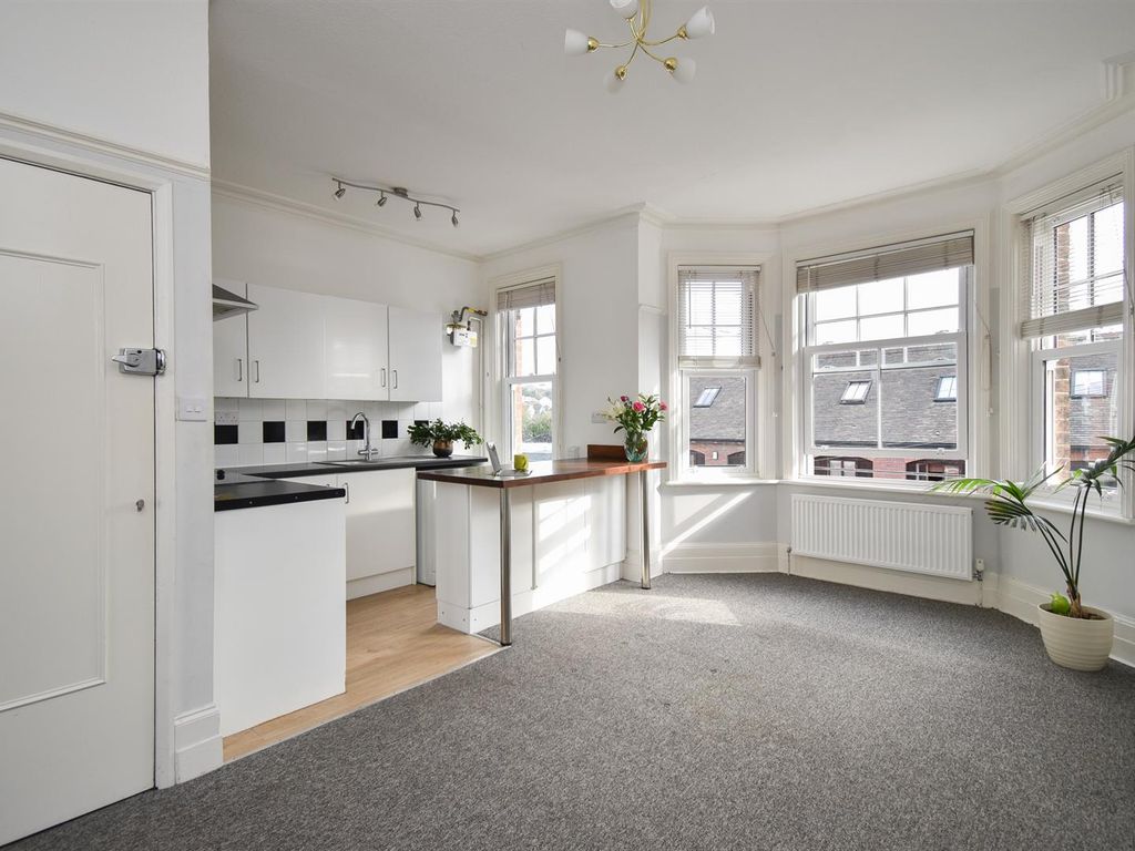 1 bed flat to rent in Tower Road West, St. LeonardsOnSea TN38, £775