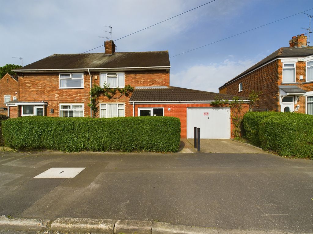2 bed semidetached house for sale in Rockford Avenue, Hull HU8, £