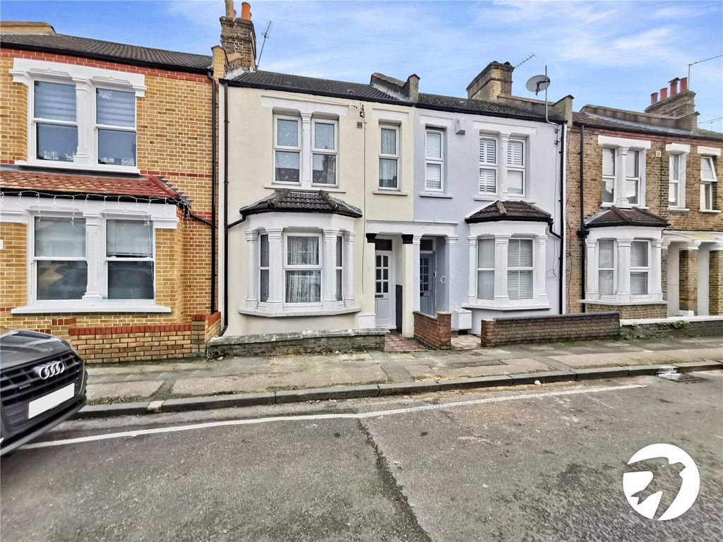 3 bed terraced house to rent in Warwick Road, Welling DA16, £2,000 pcm